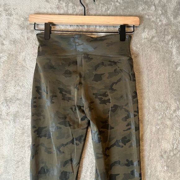 Spanx Faux Leather Green‎ Camo Leggings Size Small - Picture 7 of 7